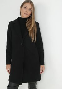 Born2be - Czarny Płaszcz Jednorzędowy Sono. Okazja: na co dzień. Typ kołnierza: golf. Kolor: czarny. Materiał: dzianina, jeans. Długość: do kolan. Styl: casual #5