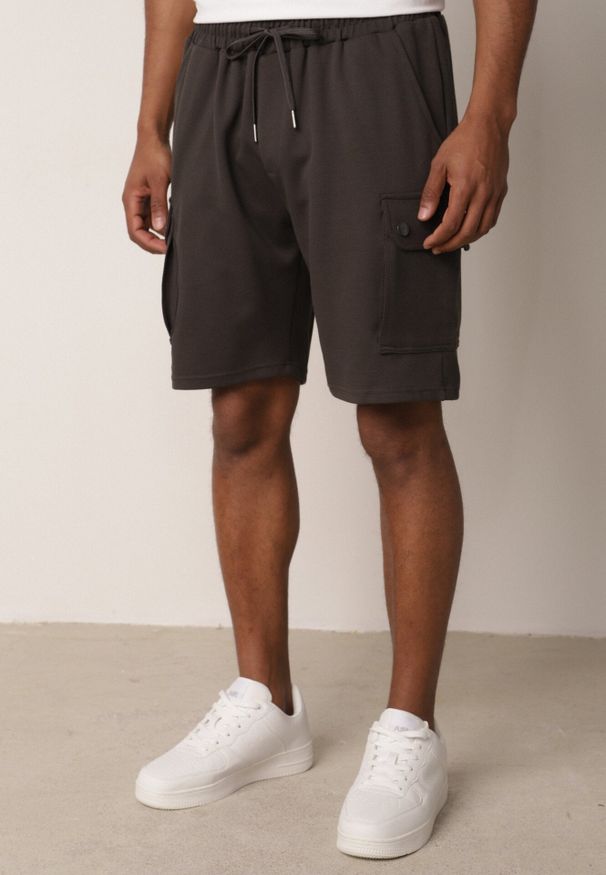 Born2be - Szare Szorty z Bawełną w Stylu Safari z Kieszeniami Cargo Sabririla. Okazja: na co dzień. Kolor: szary. Materiał: bawełna. Długość: długie. Sezon: lato. Styl: casual