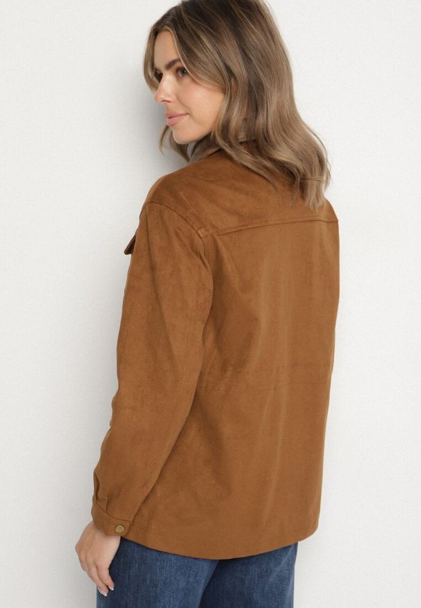 Born2be - Brązowa Przejściowa Kurtka Koszulowa z Kontrastowym Kołnierzem i Kieszeniami Tilora. Okazja: na co dzień. Kolor: brązowy. Materiał: jeans. Styl: casual, klasyczny