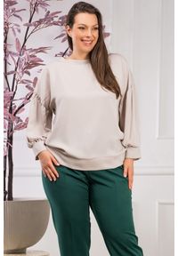 KARKO - Bluzka modna elegancka z bufkami na rękawach SALMA beżowa. Okazja: do pracy, na co dzień. Kolekcja: plus size. Kolor: beżowy. Materiał: jeans, tkanina, poliester, elastan. Długość: długie. Wzór: jednolity, gładki. Sezon: lato. Styl: elegancki #1