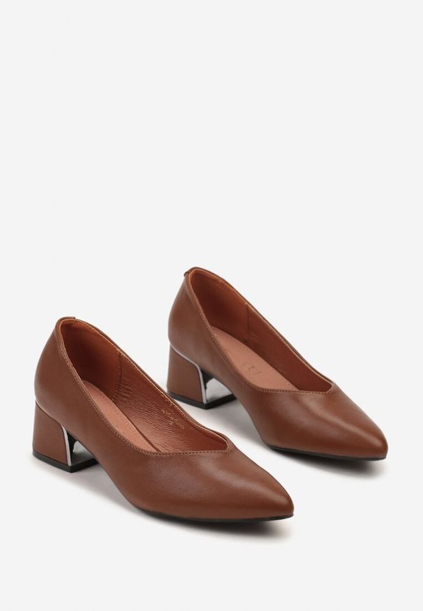 Born2be - Brązowe Czółenka na Obcasie Vices ze Skórzaną Wkładką i Metaliczną Wstawką Ziztte. Okazja: na co dzień. Kolor: brązowy. Materiał: skóra. Wzór: aplikacja. Obcas: na obcasie. Styl: casual, elegancki, klasyczny. Wysokość obcasa: średni