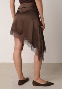 Born2be - Brązowa Satynowa Spódnica o Asymetrycznym Kroju z Koronką Arlivia. Kolor: brązowy. Materiał: satyna, koronka. Wzór: koronka. Styl: elegancki, klasyczny #3