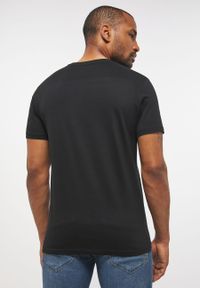Mustang - MUSTANG Style Alex C LOGO Tee MĘSKI T-SHIRT KOSZULKA NADRUK Black 1013221 4142. Okazja: na co dzień, na randkę, na imprezę. Materiał: jeans, skóra, bawełna. Wzór: nadruk. Sezon: lato. Styl: sportowy, klasyczny, elegancki, casual #6