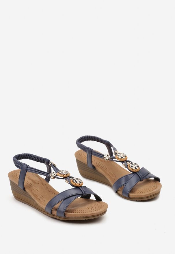 Renee - Niebieskie Sandały na Niskim Koturnie Ozdobione Metalowymi Wstawkami i Cyrkoniami Quenby. Zapięcie: sprzączka. Kolor: niebieski. Materiał: jeans. Wzór: aplikacja. Sezon: lato. Obcas: na koturnie. Styl: elegancki