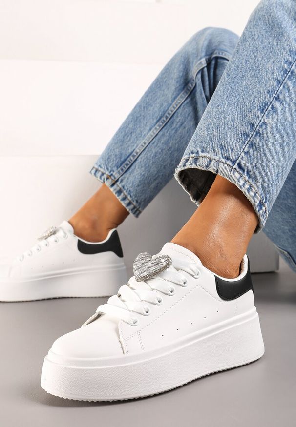 Renee - Biało-Czarne Wiązane Casualowe Sneakersy na Platformie z Cyrkoniami i Metalową Aplikacją Illita. Okazja: na co dzień. Nosek buta: okrągły. Kolor: biały. Materiał: materiał. Wzór: aplikacja. Obcas: na platformie. Wysokość obcasa: niski