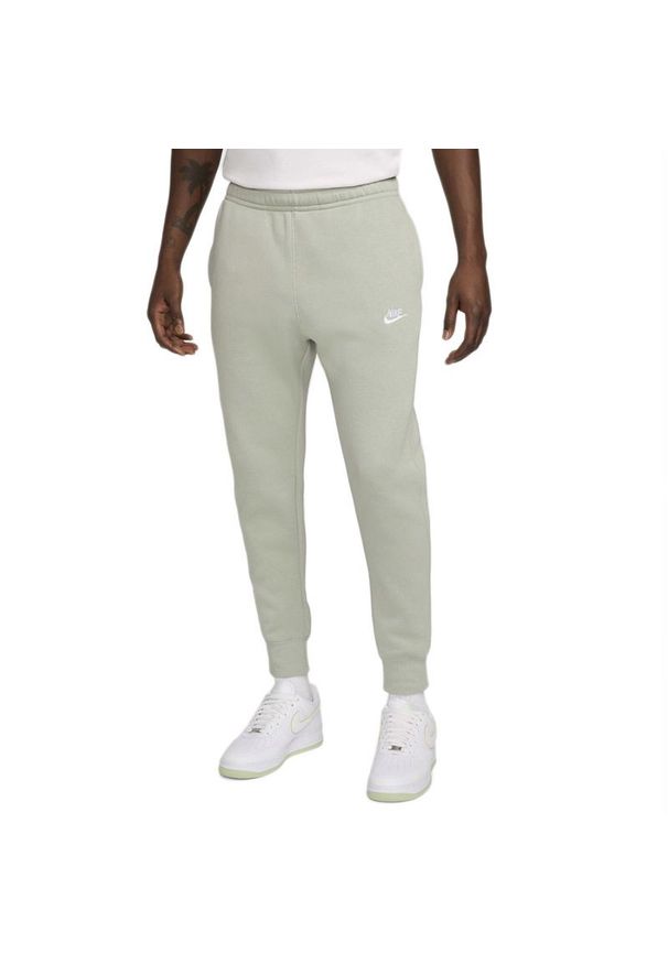 Spodnie męskie Nike Sportswear Club Fleece BV2671-371 - zielone. Kolor: zielony. Materiał: poliester, bawełna, dresówka. Wzór: aplikacja