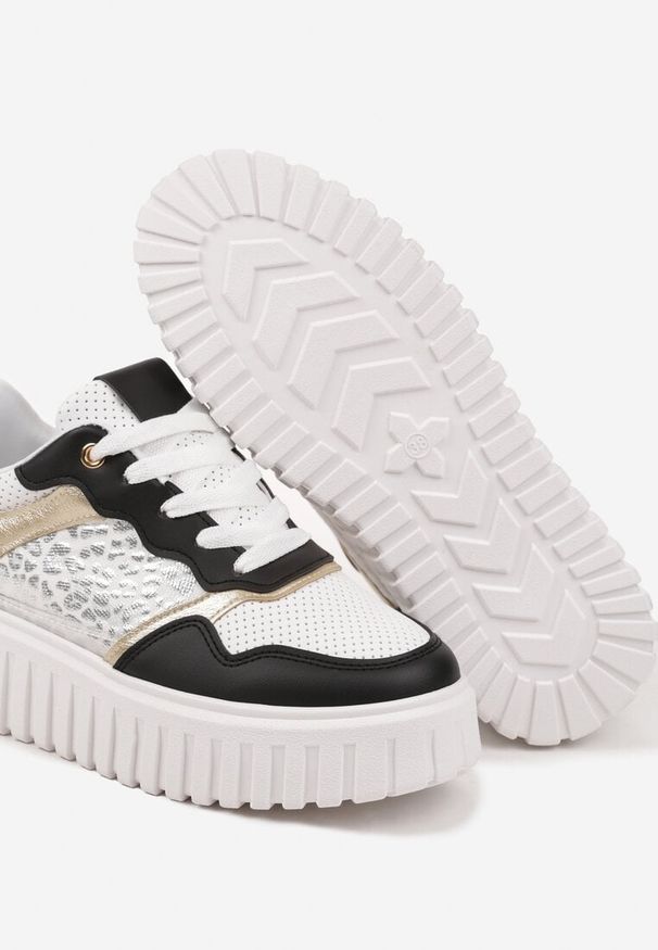 Born2be - Czarno-Białe Sneakersy na Tłoczonej Podeszwie ze Zdobieniami w Panterkę Gerraza. Okazja: na co dzień. Zapięcie: sznurówki. Kolor: czarny. Materiał: jeans. Wzór: aplikacja, motyw zwierzęcy