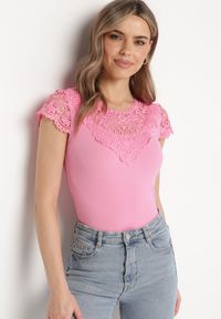 Born2be - Różowy Prążkowany T-shirt z Koronkową Wstawką Glilama. Okazja: na co dzień. Kolor: różowy. Materiał: prążkowany, koronka. Wzór: aplikacja. Styl: klasyczny, casual, elegancki #1