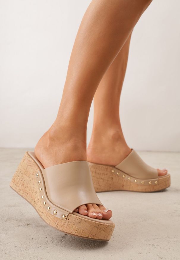 Born2be - Beżowe Klapki na Koturnie i Platformie z Korka Ozdobione Nitami Fyserlienne. Okazja: na co dzień, do pracy. Kolor: beżowy. Materiał: jeans, len. Wzór: aplikacja. Obcas: na koturnie. Styl: casual