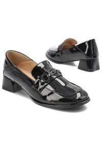 Czarne Półbuty Artiker Eleganckie Obuwie Damskie. Okazja: na co dzień. Kolor: czarny. Materiał: skóra, lakier. Obcas: na obcasie. Styl: elegancki. Wysokość obcasa: niski #4