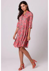 Sukienki.shop - Sukienka rozkloszowana z falbaną z nadrukiem koszulowa. Okazja: na co dzień, na randkę. Wzór: nadruk. Typ sukienki: koszulowe. Styl: casual, wizytowy #1