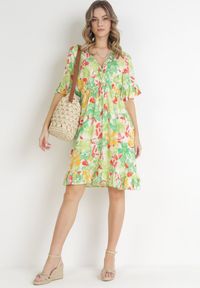 Born2be - Jasnozielona Wiskozowa Sukienka Mini z Gumką w Pasie i Falbanką przy Rękawie Ishana. Okazja: na co dzień. Typ kołnierza: dekolt w kształcie V, kołnierz z falbankami. Kolor: zielony. Materiał: wiskoza. Wzór: kwiaty. Typ sukienki: proste, rozkloszowane. Styl: casual. Długość: mini #2
