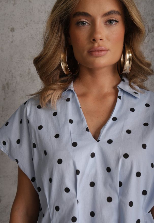 Renee - Niebieska Bluzka Bawełniana w Groszki Oversize Jeniera. Okazja: na co dzień. Typ kołnierza: dekolt w serek. Kolor: niebieski. Długość: krótkie. Wzór: grochy. Materiał: bawełna. Długość rękawa: krótki rękaw. Sezon: wiosna, lato. Styl: retro, casual