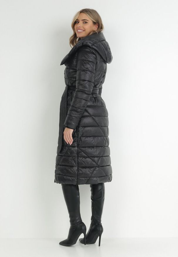 Born2be - Czarna Kurtka Pikowana z Wiązanym Paskiem Sinee. Kolekcja: plus size. Kolor: czarny. Materiał: materiał, tkanina. Styl: klasyczny