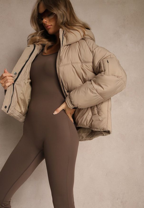 Renee - Beżowa Kurtka Puffer z Pikowaniem Kapturem i Kieszonką przy Rękawie Galeida. Okazja: na co dzień, na spacer. Kolor: beżowy. Materiał: jeans. Długość: krótkie. Styl: casual