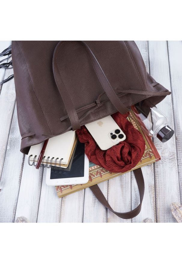 Shopperka skórzana PAOLO PERUZZI IN-64-BR brązowa. Kolor: brązowy. Sezon: lato. Materiał: skórzane. Rodzaj torebki: na ramię