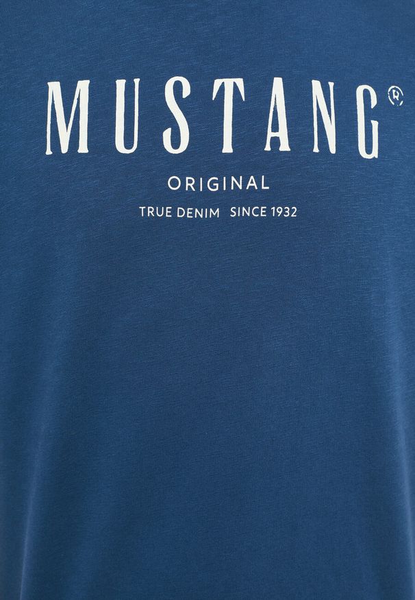 Mustang - MUSTANG BEN CREWNECK SSLEEVE MĘSKA BLUZA Z KRÓTKIM RĘKAWEM INSIGNIA BLUE 1013870 5230. Długość rękawa: krótki rękaw. Długość: krótkie