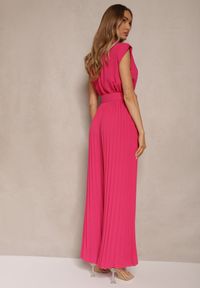 Renee - Fuksjowy Kopertowy Kombinezon Wide Leg Zdobiony Plisami i Paskiem z Klamrą Salirella. Okazja: na co dzień. Kolor: różowy. Wzór: aplikacja. Styl: elegancki, casual #4