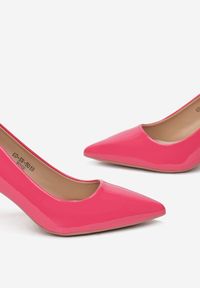 Renee - Różowe Szpilki Emmos. Okazja: na spotkanie biznesowe. Nosek buta: szpiczasty. Kolor: różowy. Materiał: lakier, skóra. Wzór: aplikacja. Obcas: na szpilce. Styl: biznesowy, klasyczny, wizytowy #3
