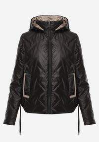 Renee - Czarna Kurtka z Pikowanymi Przeszyciami i Kapturem Ściągana po Bokach Nusillian. Okazja: na co dzień. Kolor: czarny. Materiał: jeans. Styl: casual, elegancki, klasyczny #4