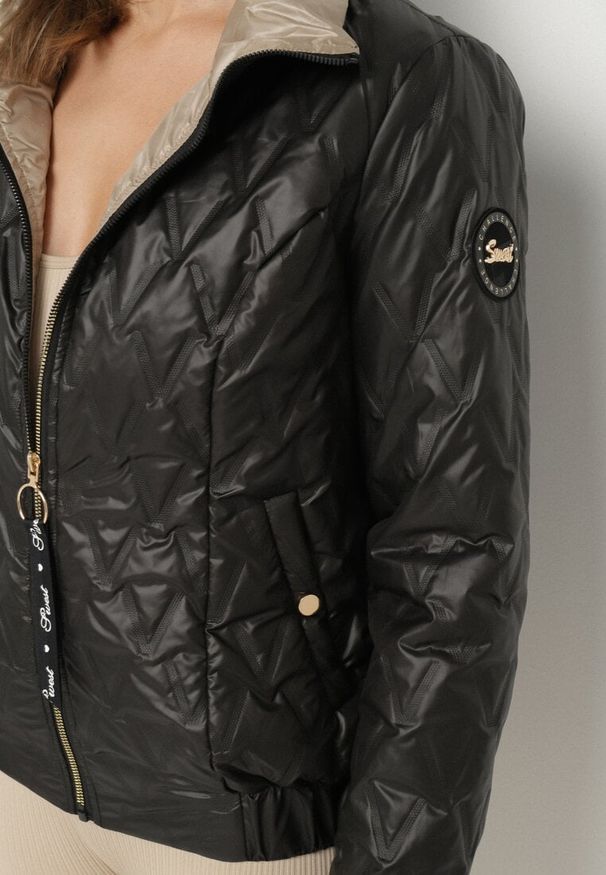 Born2be - Czarna Kurtka z Pikowanymi Przeszyciami i Elastyczną Gumką w Pasie Relriva. Okazja: na co dzień. Kolor: czarny. Materiał: jeans. Styl: casual, elegancki