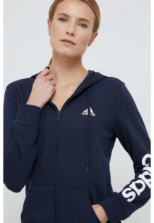 Adidas - adidas Bluza damska kolor granatowy z kapturem z nadrukiem. Okazja: na co dzień. Typ kołnierza: kaptur. Kolor: niebieski. Materiał: bawełna. Wzór: nadruk. Styl: casual