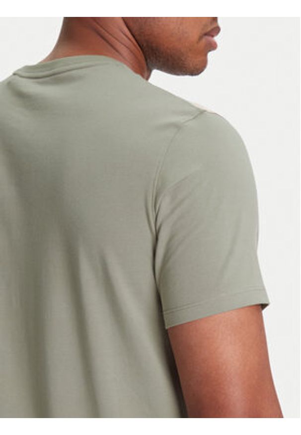 Guess T-Shirt M4GI70 KC9X0 Khaki Slim Fit. Kolor: brązowy. Materiał: bawełna