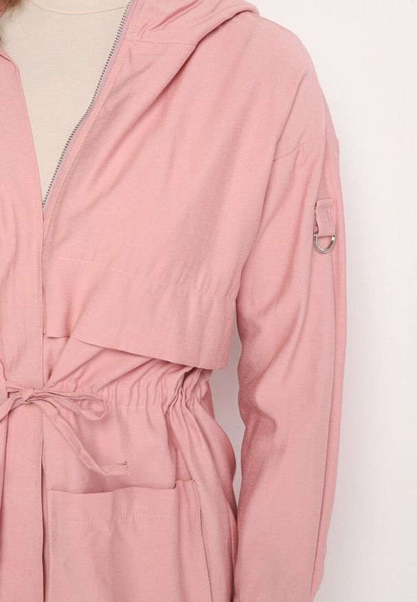 Born2be - Różowa Kurtka Parka z Nieodpinanym Kapturem i Troczkiem w Pasie Mevarie. Okazja: na co dzień. Kolor: różowy. Materiał: jeans. Wzór: aplikacja. Styl: casual, sportowy