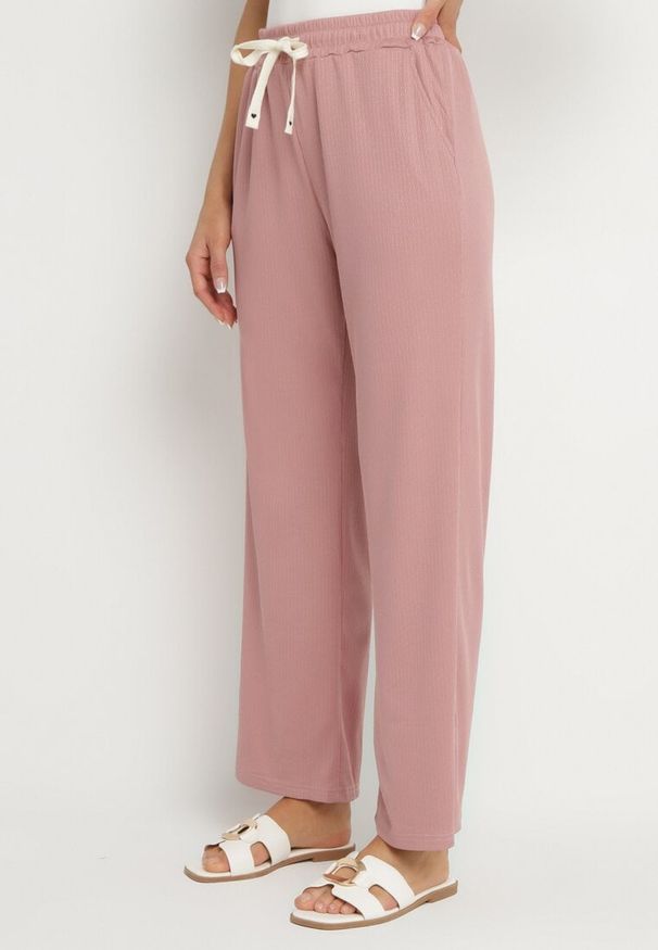 Born2be - Różowe Spodnie Dresowe z Gumką w Pasie i Szeroką Nogawką Mironia. Okazja: na co dzień. Kolor: różowy. Materiał: dresówka. Styl: casual, elegancki
