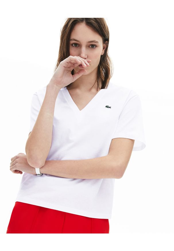 Lacoste - LACOSTE - Biały t-shirt z haftem w serek. Typ kołnierza: dekolt w serek. Kolor: biały. Materiał: jeans, bawełna, prążkowany. Wzór: haft