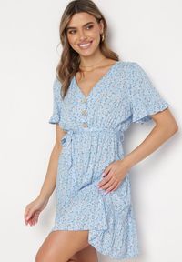 Born2be - Niebieska Sukienka Mini z Wiskozy Ozdobiona Falbanką w Kwiatowy Wzór Ravenina. Okazja: na co dzień, na randkę. Kolor: niebieski. Materiał: wiskoza. Wzór: aplikacja, kwiaty. Typ sukienki: proste. Styl: casual. Długość: mini #5