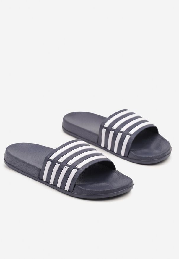 Born2be - Granatowo-Białe Piankowe Klapki w Sportowym Stylu Zdobione Paskami Elitelle. Okazja: na co dzień. Kolor: niebieski. Materiał: jeans. Wzór: aplikacja. Styl: sportowy
