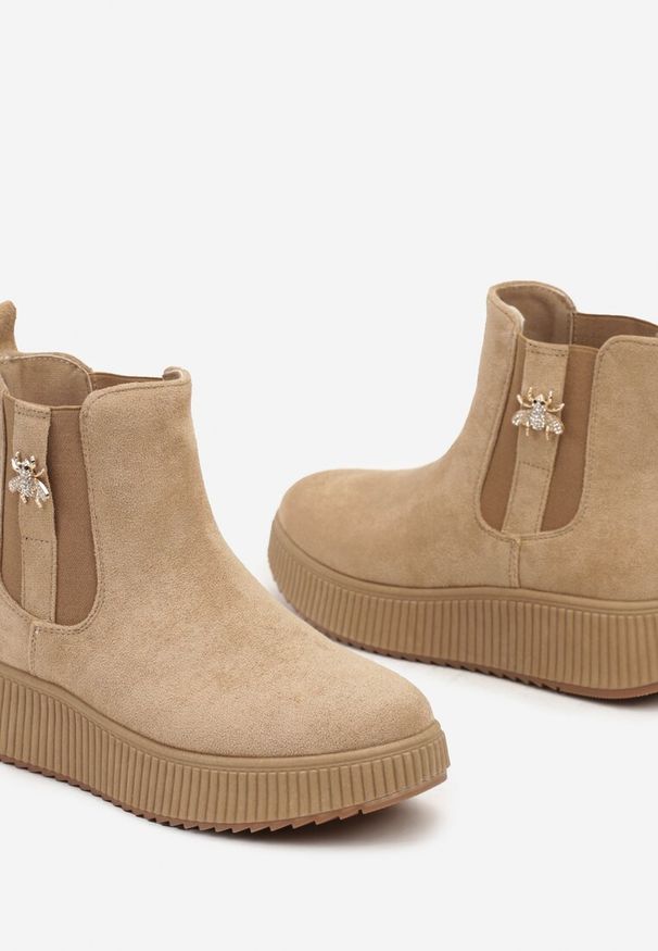 Born2be - Ciemnobeżowe Botki Sztyblety na Platformie z Metalowym Detalem przy Cholewce Danellia. Okazja: na co dzień. Kolor: beżowy. Materiał: jeans. Szerokość cholewki: normalna. Obcas: na platformie. Styl: casual, elegancki