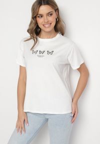 Born2be - Biała Bluzka Bawełniana Oversize z Krótkim Rękawem i Aplikacją z Motylami Lornil. Okazja: na co dzień, na spacer. Kolor: biały. Materiał: bawełna. Długość rękawa: krótki rękaw. Długość: krótkie. Wzór: aplikacja. Styl: klasyczny, elegancki, casual #7