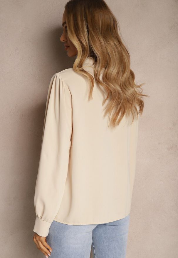 Renee - Beżowa Bluzka z Ozdobnymi Perełkami i Falbaną Mirretis. Okazja: na co dzień, na spotkanie biznesowe. Kolor: beżowy. Materiał: jeans. Wzór: aplikacja. Styl: biznesowy, casual