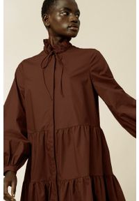 IVY & OAK - Ivy & Oak Sukienka TBA kolor bordowy mini rozkloszowana. Typ kołnierza: kołnierzyk stójkowy. Kolor: czerwony. Materiał: bawełna. Długość rękawa: długi rękaw. Typ sukienki: rozkloszowane. Długość: mini