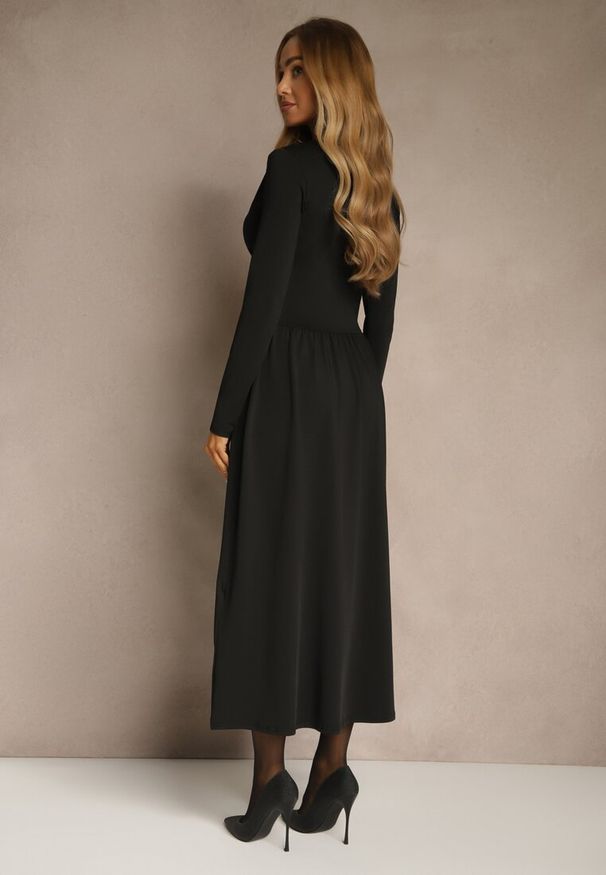 Renee - Czarna Taliowana Sukienka Longsleeve z Wiskozą z Marszczeniem i Dekoltem V Elirie. Okazja: na randkę, na imprezę. Kolor: czarny. Materiał: wiskoza. Długość rękawa: długi rękaw. Typ sukienki: oversize