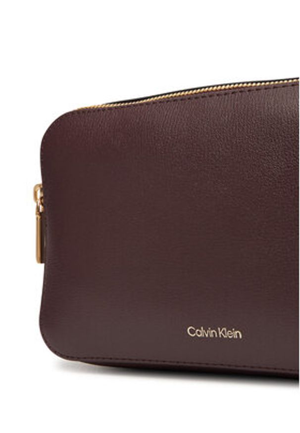 Calvin Klein Torebka Foil Logo Elongated Camera Bag LV04F3276G Bordowy. Kolor: czerwony. Materiał: skórzane