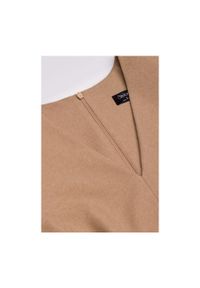 Stylove - Elegancka sukienka mini z dekoltem V i paskiem beżowa. Kolor: beżowy. Styl: elegancki. Długość: mini