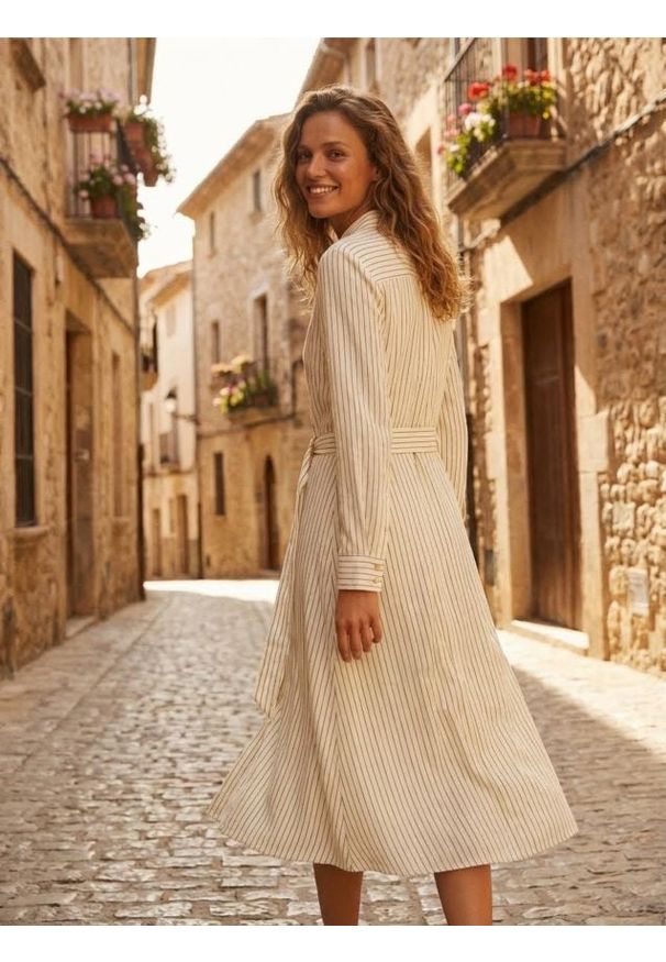 Sinsay - Wiskozowa koszulowa sukienka midi z domieszką lnu - kremowy. Kolor: kremowy. Materiał: wiskoza, len. Typ sukienki: koszulowe. Długość: midi