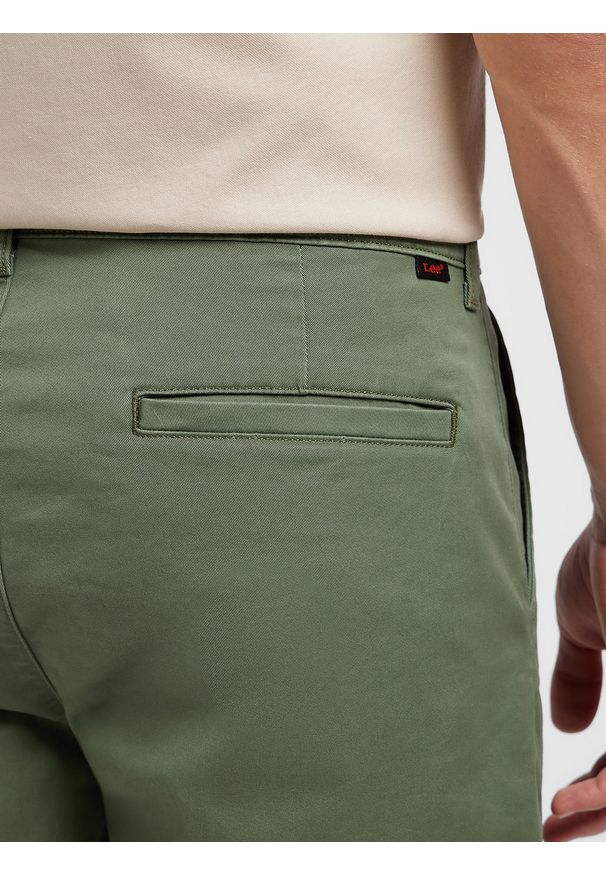 Lee - LEE MĘSKIE SZORTY MATERIAŁOWE LEE REGULAR CHINO SHORT OLIVE GROVE 112351272. Materiał: materiał