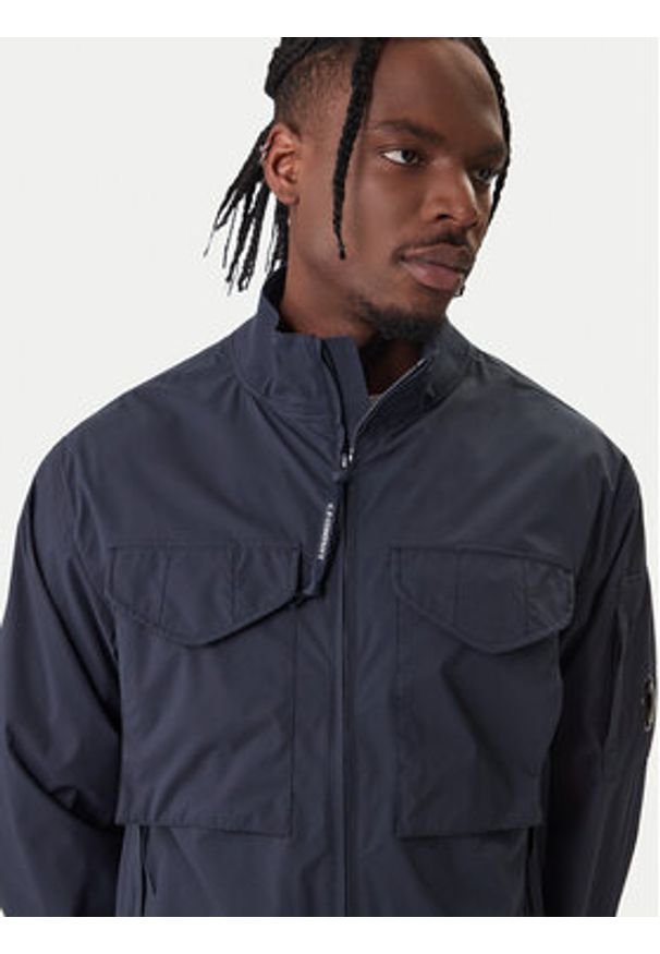 C.P. Company Kurtka przejściowa 20CMOW012A 110264A Granatowy Regular Fit. Kolor: niebieski. Materiał: syntetyk