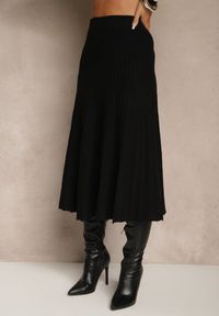 Renee - Czarna Dzianinowa Spódnica z Kaszmirem o Rozkloszowanym Kroju z Plisami Yopalie. Okazja: na co dzień, na randkę. Stan: podwyższony. Kolor: czarny. Materiał: dzianina, kaszmir. Styl: casual #4