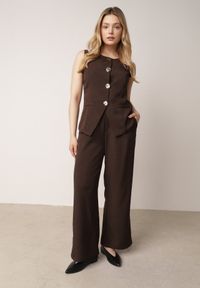 Born2be - Brązowy Komplet Garniturowy z Bawełną Kamizelka i Szerokie Spodnie Sererissa. Kolor: brązowy. Materiał: bawełna #1