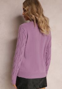 Renee - Jasnofioletowy Sweter w Warkoczykowy Splot Mikke. Kolor: fioletowy. Materiał: dzianina, tkanina. Długość rękawa: długi rękaw. Długość: długie. Wzór: ze splotem. Styl: klasyczny