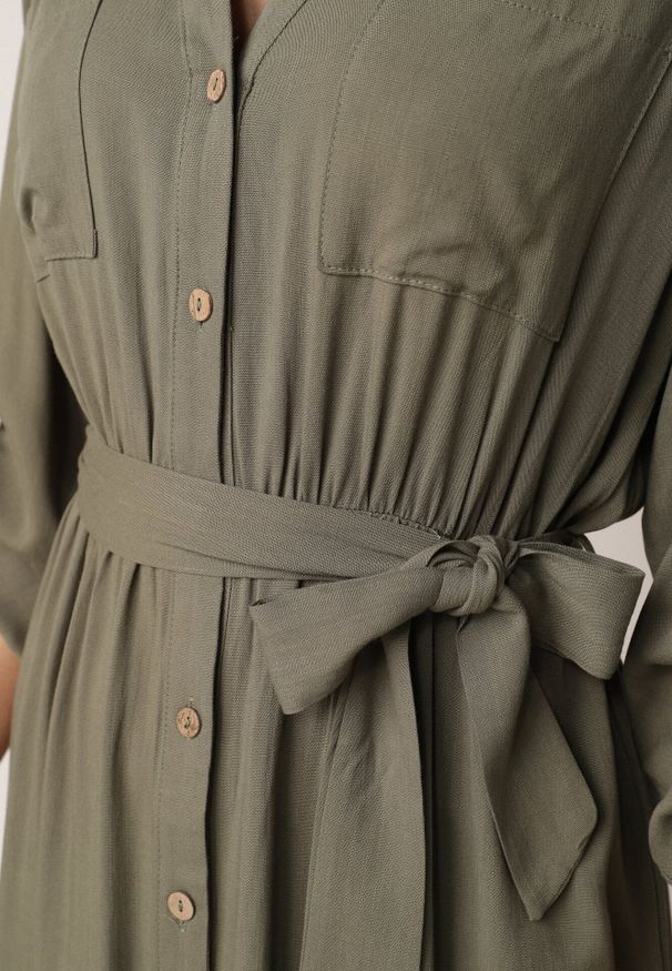 Born2be - Zielona Bawełniana Sukienka Koszulowa w Stylu Safari z Wiązanym Paskiem Atusea. Okazja: na co dzień. Typ kołnierza: typu klepsydra. Kolor: zielony. Materiał: bawełna. Typ sukienki: koszulowe. Styl: elegancki, casual