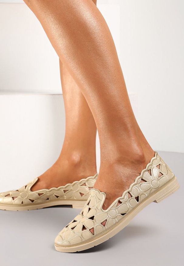 Renee - Złote Balerinki Acanophe. Wysokość cholewki: przed kostkę. Nosek buta: okrągły. Kolor: złoty. Szerokość cholewki: normalna. Wzór: ażurowy. Obcas: na obcasie. Wysokość obcasa: niski