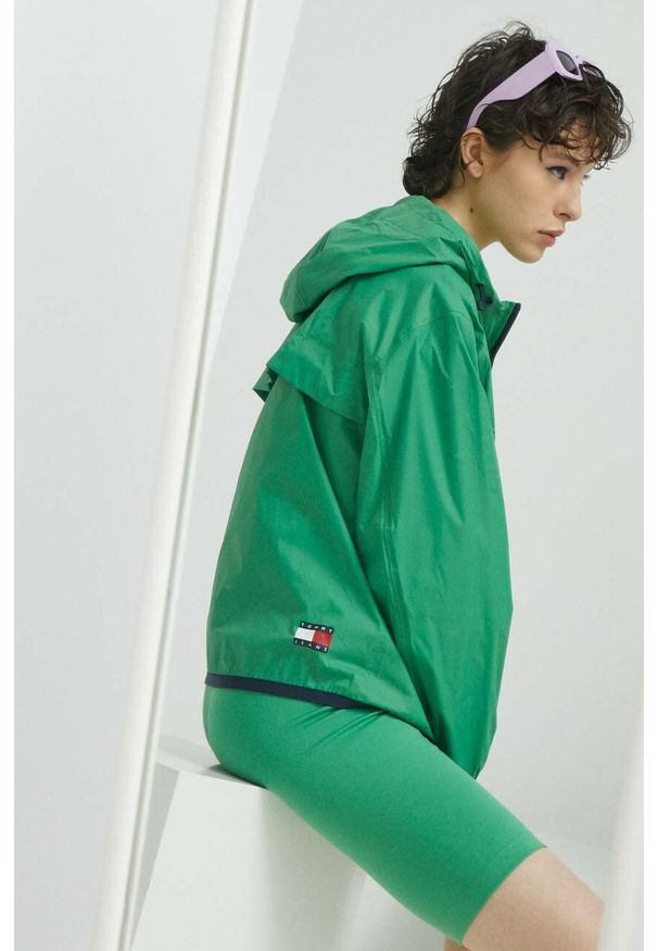 Tommy Jeans kurtka damska kolor zielony przejściowa oversize. Typ kołnierza: kaptur. Kolor: zielony. Materiał: poliamid. Długość: krótkie