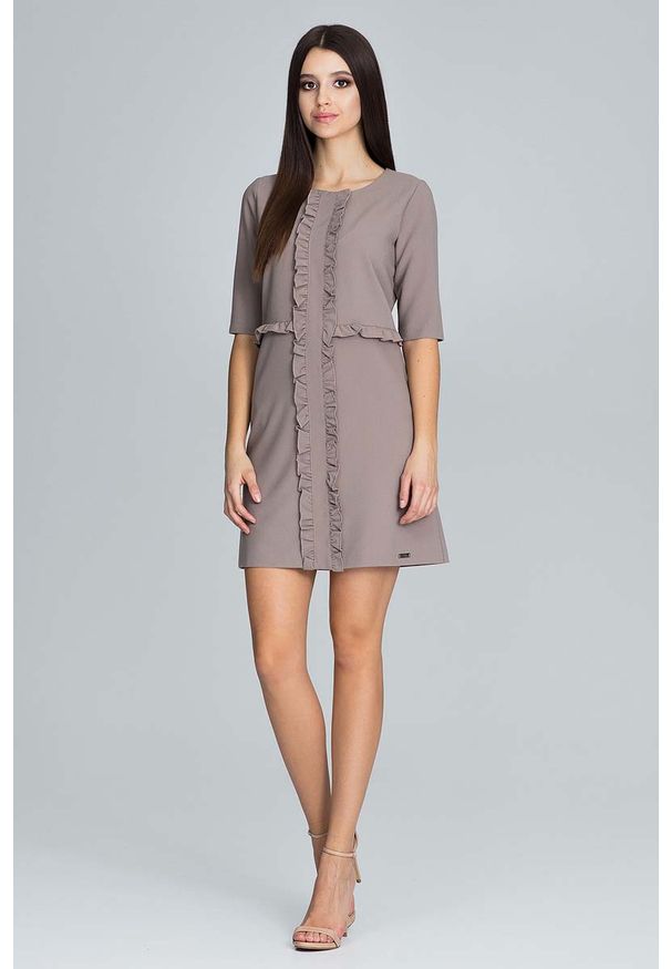 Figl - Mocca Elegancka Krótka Sukienka z Falbankami. Typ kołnierza: kołnierz z falbankami. Materiał: elastan, wiskoza, poliester. Styl: elegancki. Długość: mini