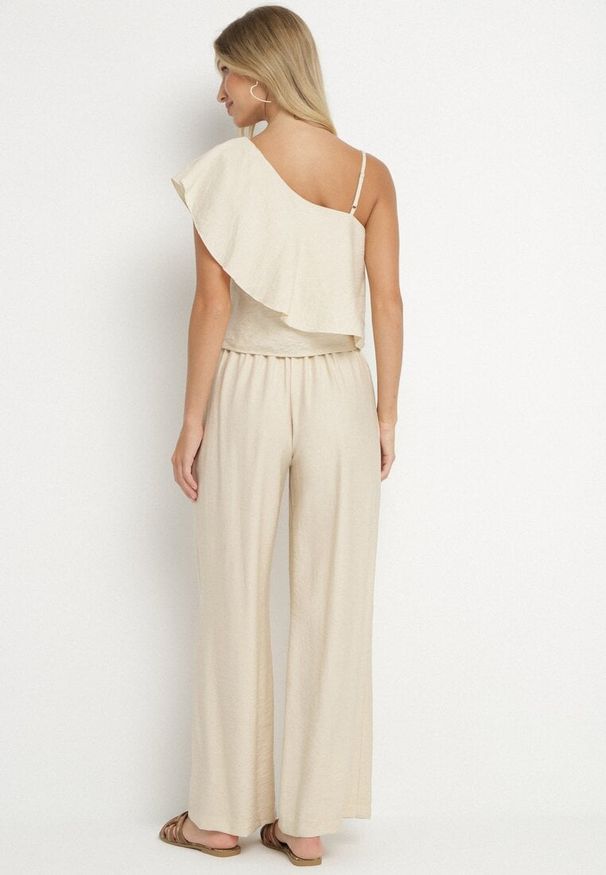Born2be - Beżowy Komplet z Wiskozą Asymetryczny Top z Falbanką i Szerokie Spodnie Niraleine. Kolor: beżowy. Materiał: wiskoza. Wzór: aplikacja